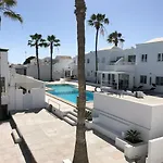 Sea Breeze With Shared Pool And Near The Beach Апартаменты
