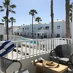 Sea Breeze With Shared Pool And Near The Beach Коста-Тегисе