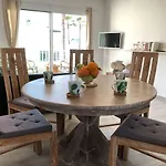 Апартаменты Sea Breeze With Shared Pool And Near The Beach