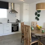 Апартаменты Sea Breeze With Shared Pool And Near The Beach Коста-Тегисе