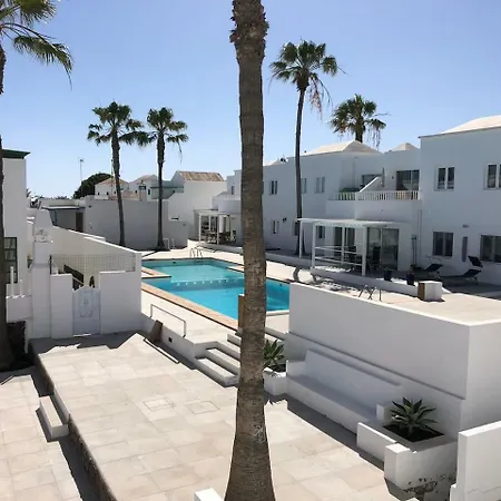 Sea Breeze With Shared Pool And Near The Beach דירה