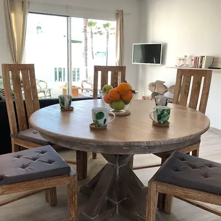 דירה Sea Breeze With Shared Pool And Near The Beach