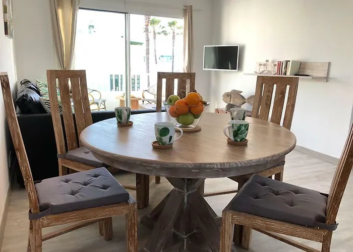 Апартаменты Sea Breeze With Shared Pool And Near The Beach