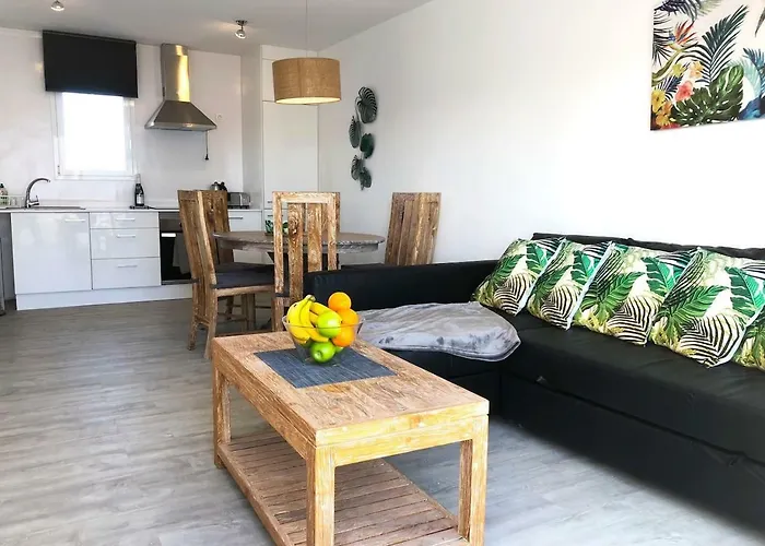 Sea Breeze With Shared Pool And Near The Beach