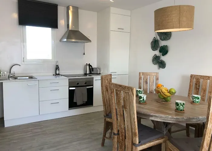 Апартаменты Sea Breeze With Shared Pool And Near The Beach Коста-Тегисе