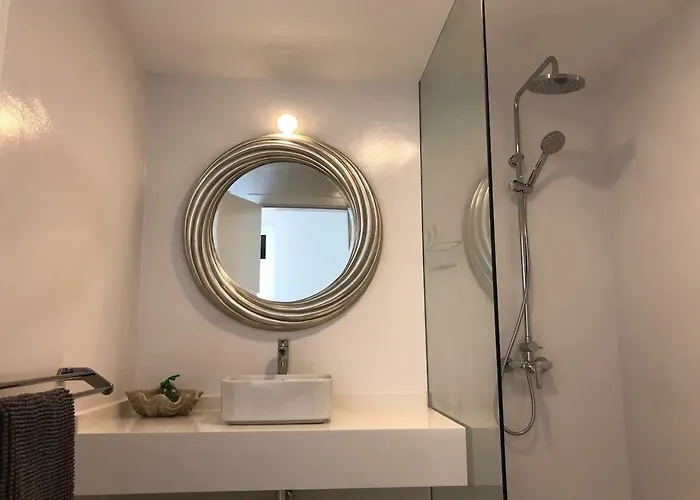 Sea Breeze With Shared Pool And Near The Beach