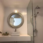 Sea Breeze With Shared Pool And Near The Beach